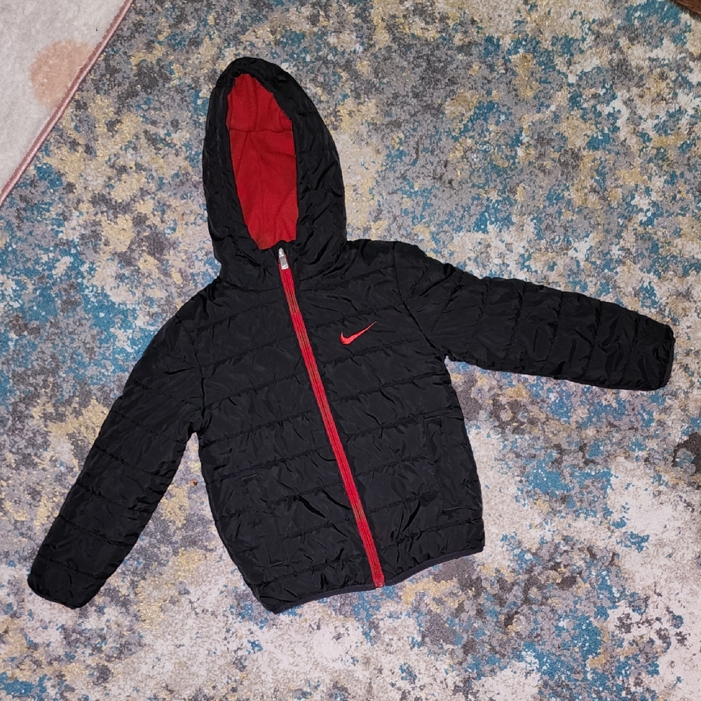 Like New Nike Black/Red Puffer Jacket  100--116 Cm 5-6 Yrs Toddler Hooded Puffer
